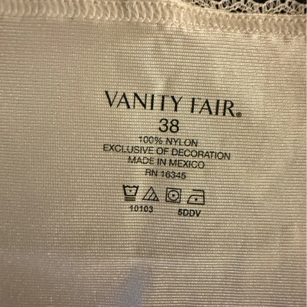 Vanity Fair full slip with lace trim. Style: everyday layers. Sz38.Classic